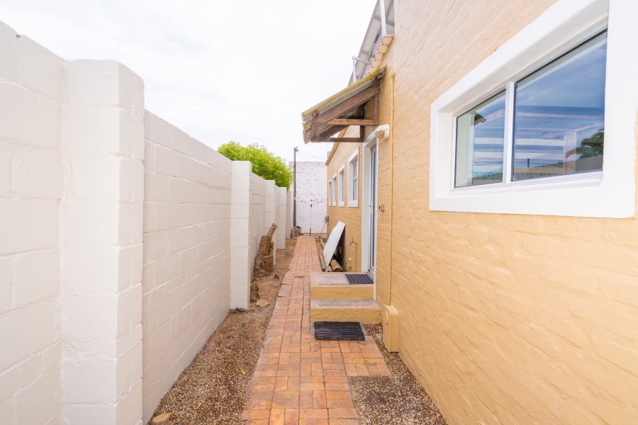 6 Bedroom Property for Sale in Middedorp Western Cape